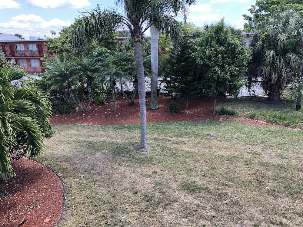 Travelodge By Wyndham Fort Myers North North Fort Myers Exterior photo